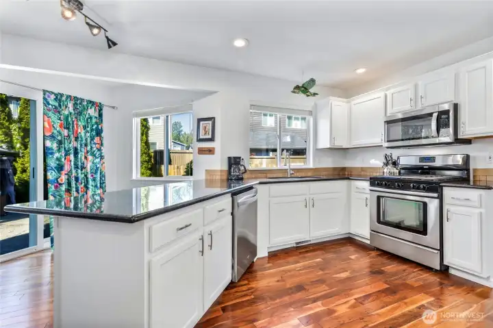 Breakfast bar area in living room for added seating. All appliances stay