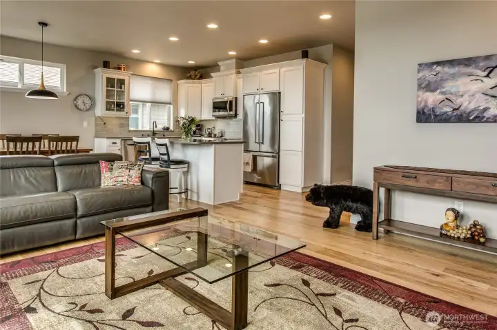 Central living room to kitchen