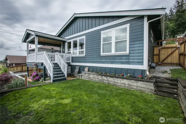 Just 7 steps down from deck into yard
