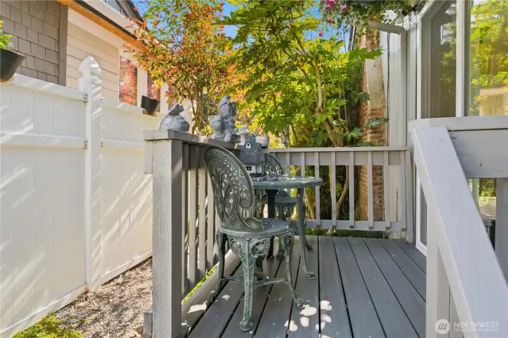 Another private deck to sip your coffee or wine! Secret Garden energy! Another private deck to sip your coffee or wine! Secret Garden energy!