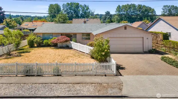 Fantastic Curb appeal! Home has a brand new roof! Fantastic Curb appeal! Home has a brand new roof!
