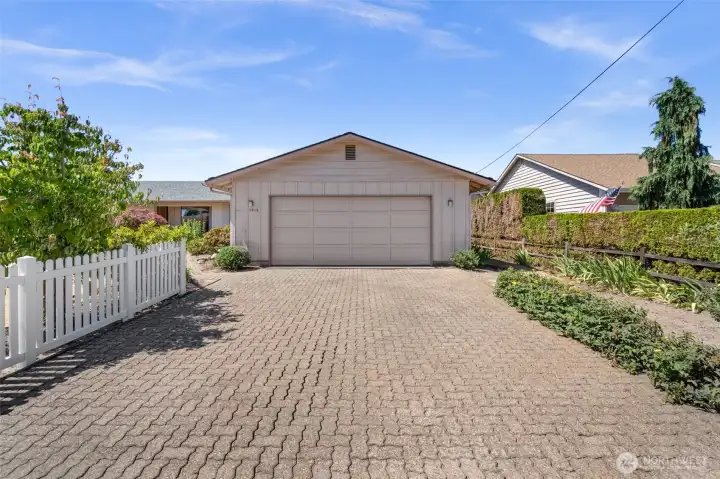 Oversized garage with 542 sq ft. Oversized garage with 542 sq ft.
