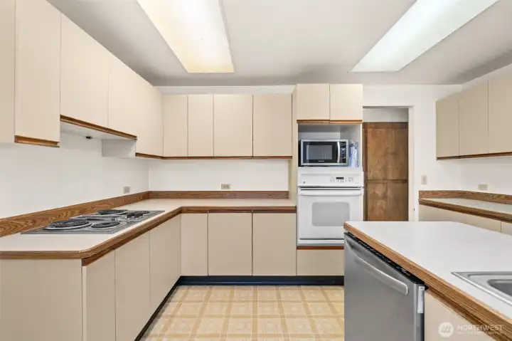 Embrace that vinatge vibe or revamp the space to your own liking. Embrace that vinatge vibe or revamp the space to your own liking.