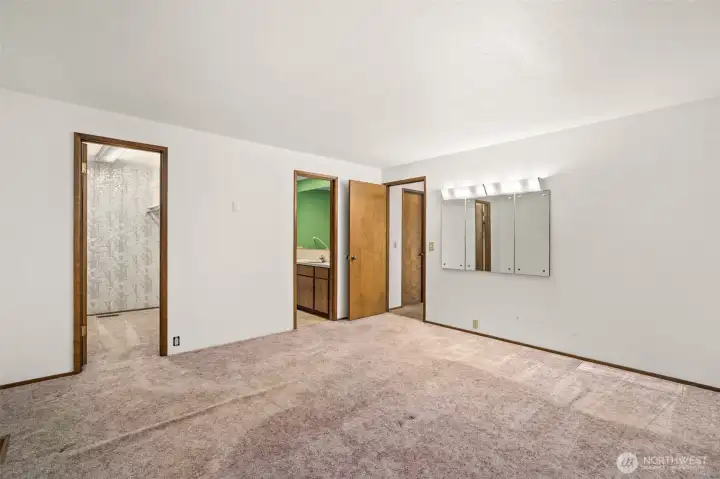 Primary offers primary Bathroom with double vanity. Primary offers primary Bathroom with double vanity.