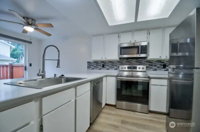 Extra large kitchen sink with pull-down faucet