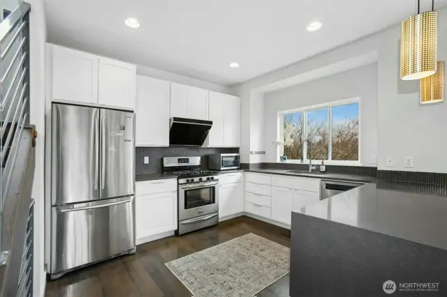 Sellers installed state-of-the art range hood.