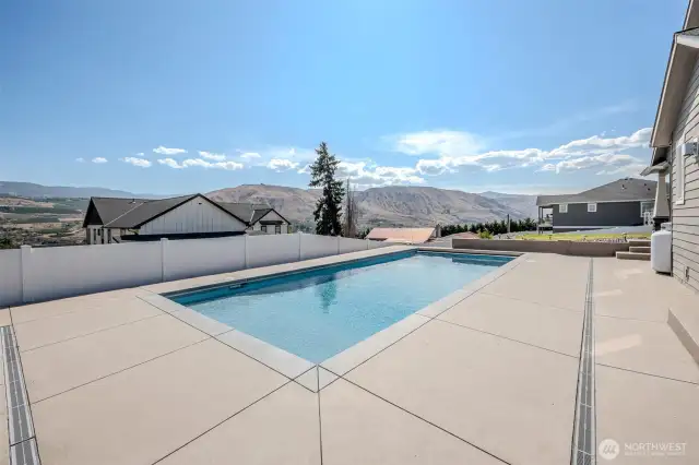 Sparkling pool and new fence installed