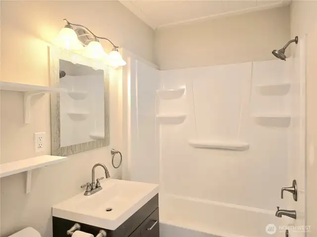 Upstairs Full Bathroom