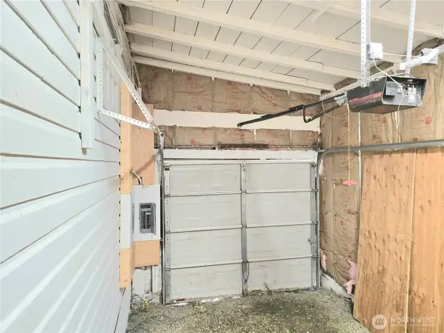 Small 1 car garage.