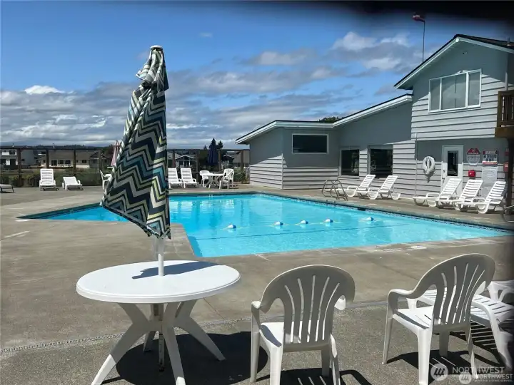 What a fun pool and poolside seating!