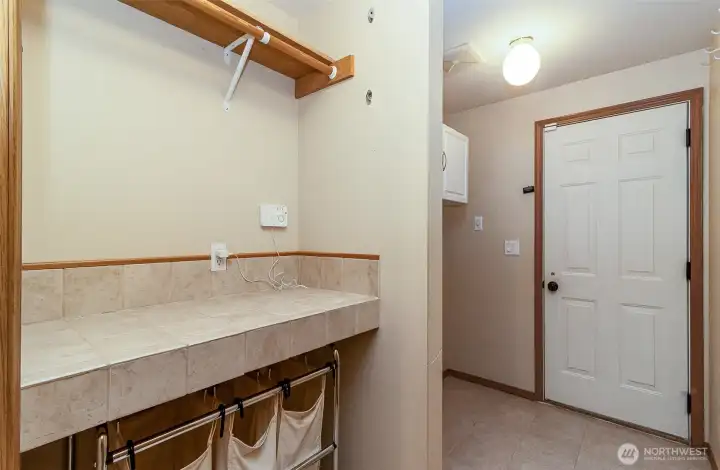 Laundryroom with storage and W/D hook-up