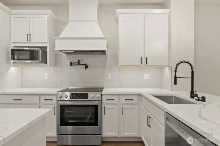 Photographs are for illustrative purposes only. Features, finishes, interior/exterior colors, landscaping and floorplan shown may vary from actual homes built.