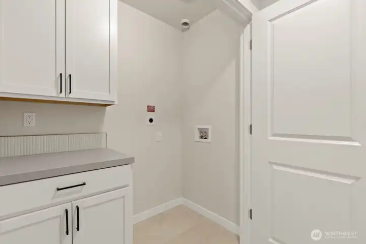 Photographs are for illustrative purposes only. Features, finishes, interior/exterior colors, landscaping and floorplan shown may vary from actual homes built.