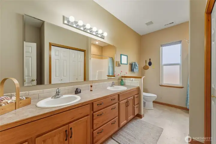 Full bath with 2 sinks