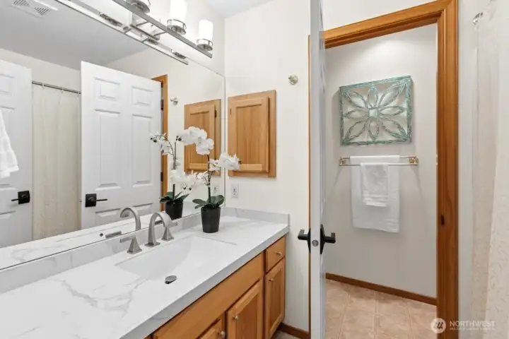 Upstairs full main bathroom