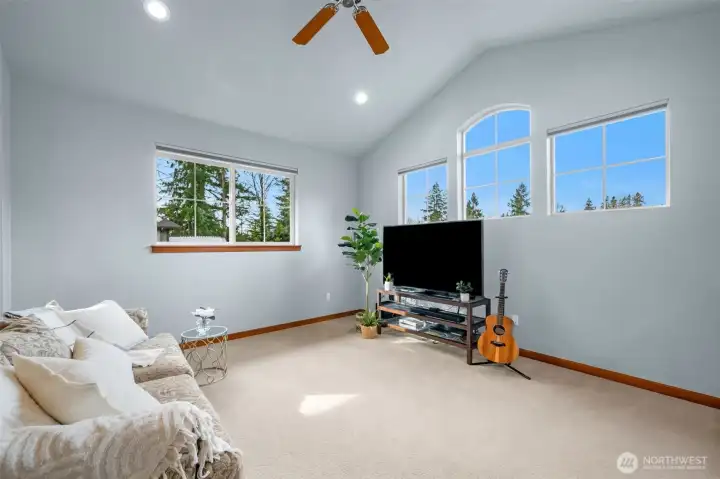 Upstairs, an additional bonus/flex room features a wet bar/kitchenette, making it an ideal space for a game room, media room, or entertaining area.