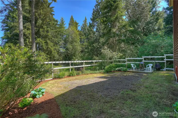 Trellis with green setting behind the home.