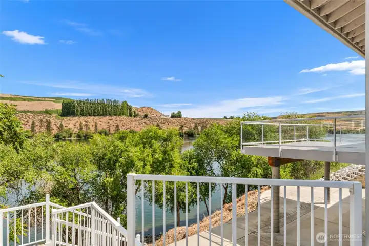Situated along the Columbia River, with the Sunshine in abumdance.