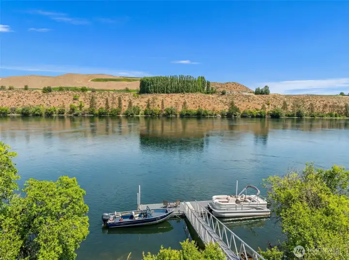 One of the most coveted  boating and fishing locations along the Columbia; where the fish fear the sound of the sportsman near their schools!  Dock is not included, it belongs to the neighbor. boats are virtually staged.