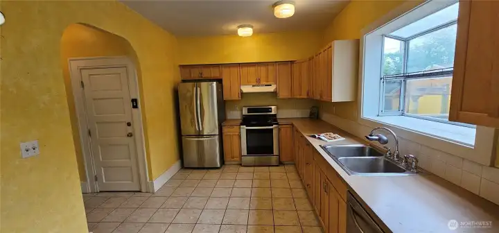 Plenty of cabinet space and room to move around.