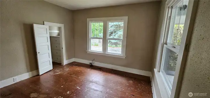 Bright windows.Walk in closet.