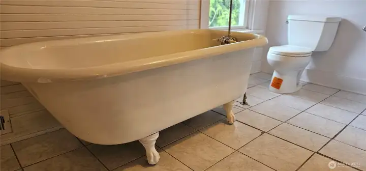 Hard to find, clawfoot tub