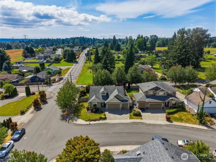 Minutes from downtown Snohomish, with the added bonus of watching skydivers and seasonal hot air balloons from your own backyard.