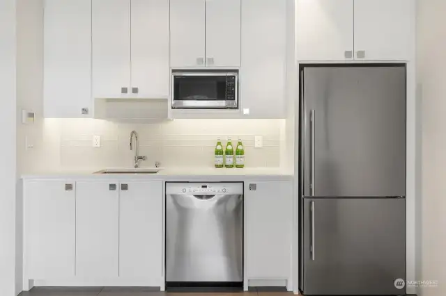The kitchenette is equipped with a microwave, Bosch dishwasher, Blomberg refrigerator, and sink.