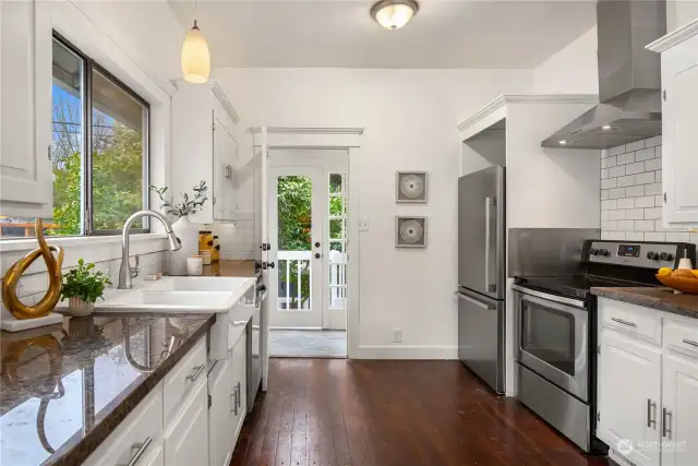 Bright and shining upper kitchen with new applainces