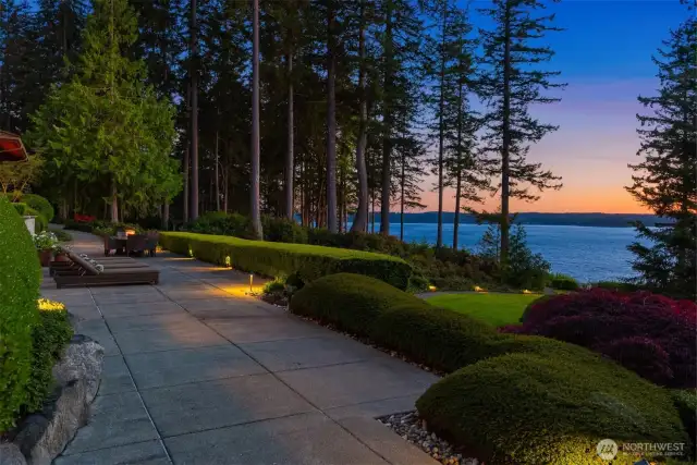 Sunset doesn't get any better than this! Warm summer nights, stargaze into the western sky and enjoy fun conversations on this spacious patio.