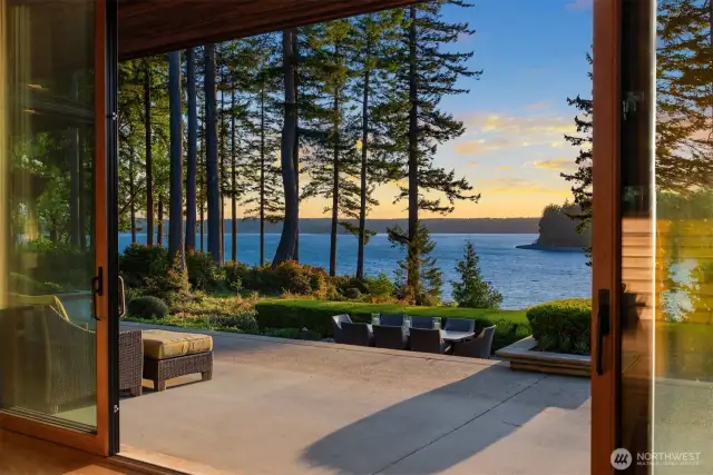 Large sliding glass doors onto extensive patios.  Home is connected to nature.  Bring your Mariner spirit.