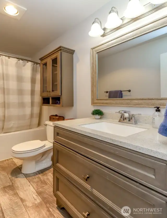 Full bath in the hallway.