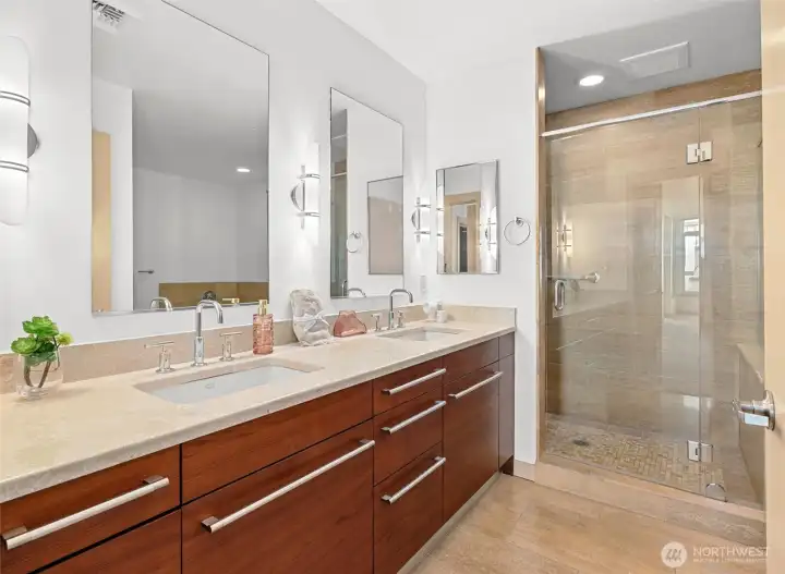 full primary ensuite bathroom