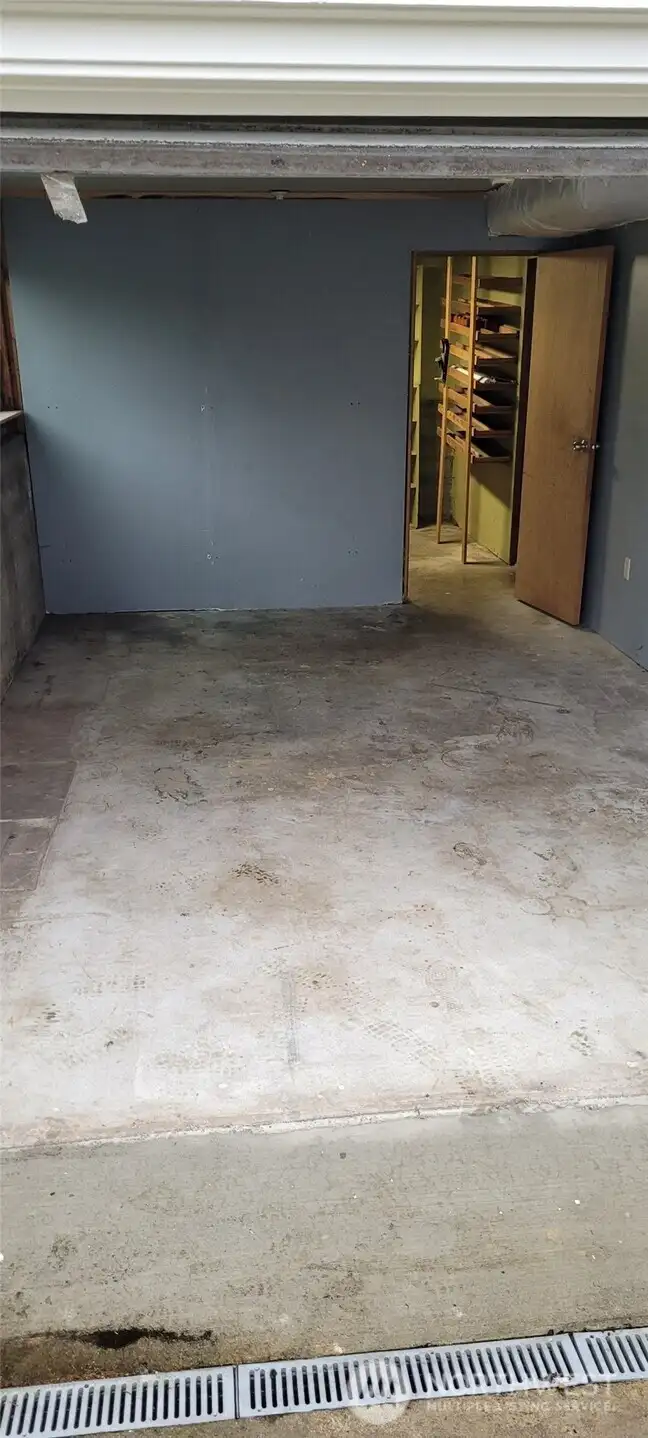 Neat and tidy single car garage for additional storage or a car!