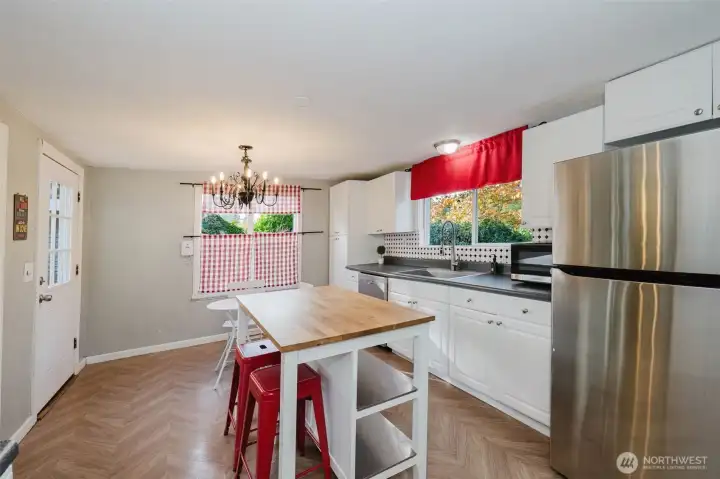 Side-door exit to backyard from kitchen.