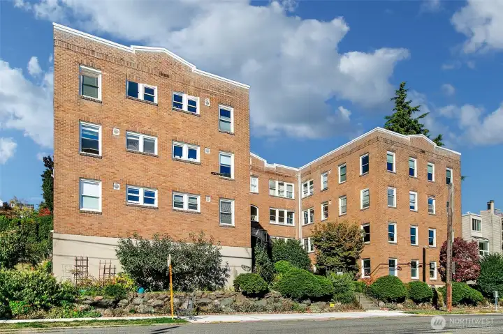 Location is close to so many great Seattle Amenities; enjoy concerts, festivals, restaurants, opera and art from this quiet spot.