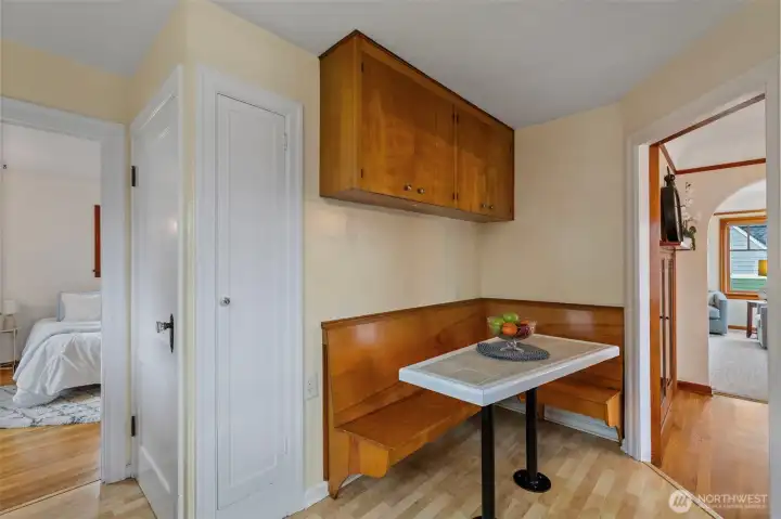 Sweet banquette for casual meals or homework