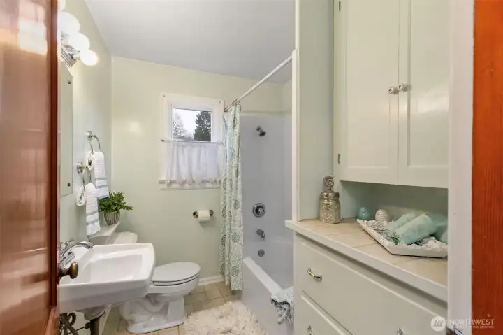 Full bathroom on the main with built ins