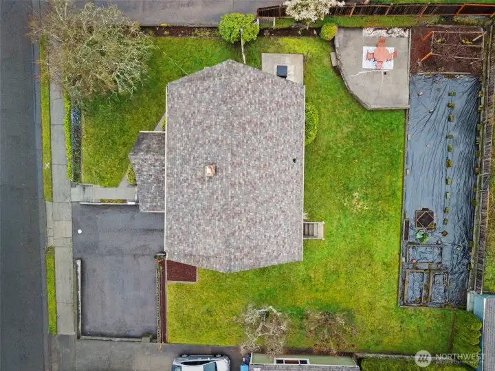 Loads of space here! Garden lovers delight!