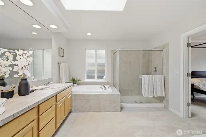 Primary En-Suite 5 Piece Bathroom