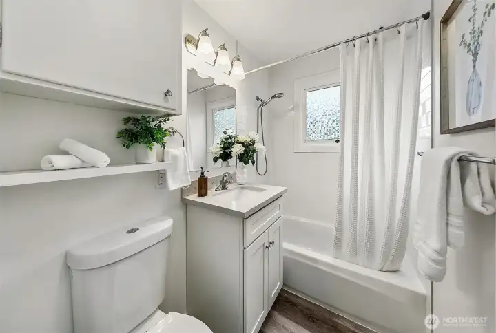 A thoughtfully updated bath with a soaking tub offers a quiet place to unwind, blending modern comfort with the enduring simplicity of Lovell’s design.