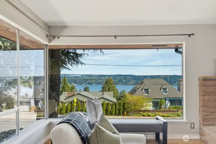 Gorgeous expansive lake Washington and cascades, Mt rainier, Seward park view!