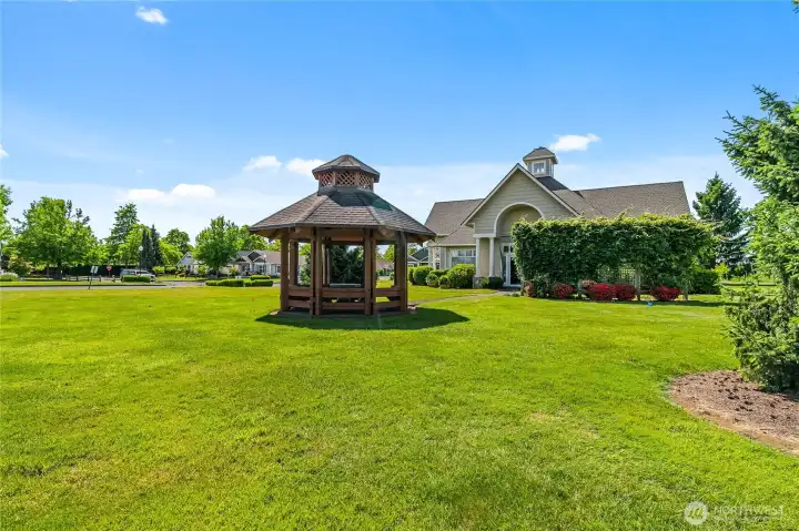 Even a gazebo in the back! Even a gazebo in the back!