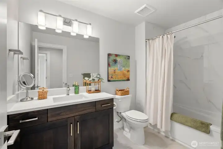 Full bath - upstairs hallway