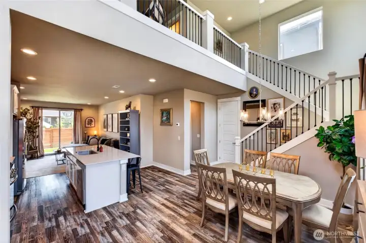 Dramatic two-story entry, soaring vaulted ceilings and abundance of natural light. Dramatic two-story entry, soaring vaulted ceilings and abundance of natural light.