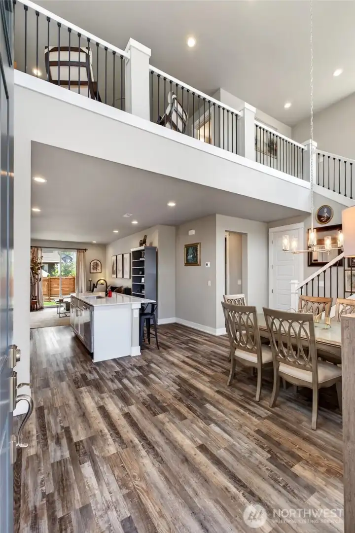 Dramatic two-story entry, soaring vaulted ceilings and abundance of natural light. Dramatic two-story entry, soaring vaulted ceilings and abundance of natural light.