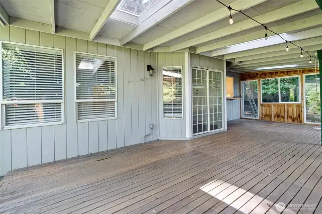 Fantastic covered deck, an ideal spot for relaxing or hosting summer gatherings.