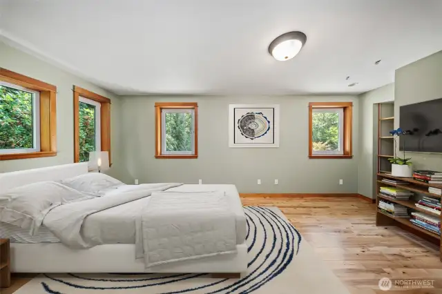 Huge 3rd bedroom with built in shelving nook