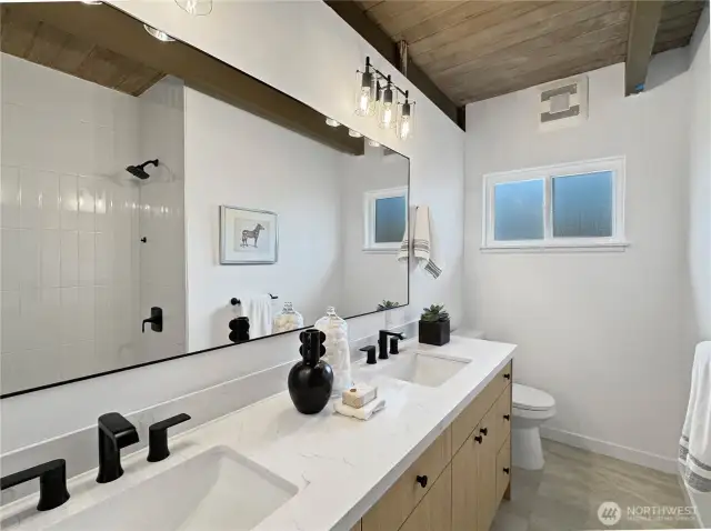 Tiled shower with recessed cubby in the main full bathroom