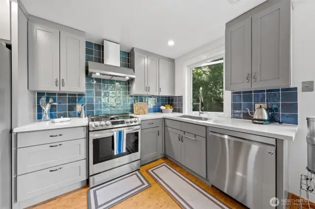 Beautiful shaker cabinets, stainless appliance and quartz counters